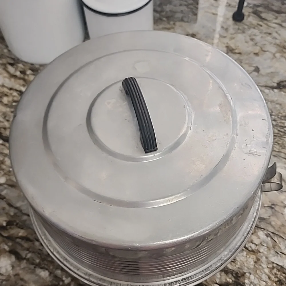 Vintage Regal Ware Cake & Pie Carrier